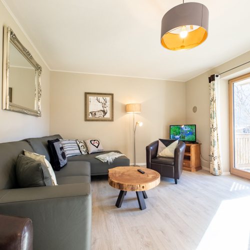 Wohnzimmer mit Ausblick in Ferienwohnung in Garmisch-Partenkirchen