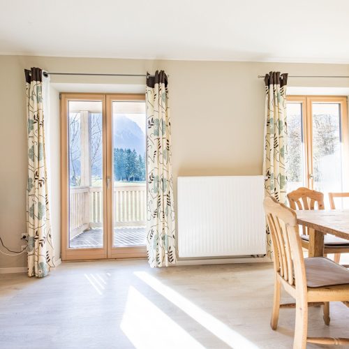 Wohnzimmer mit Ausblich in die Natur in Ferienwohnung in Garmisch-Partenkirchen