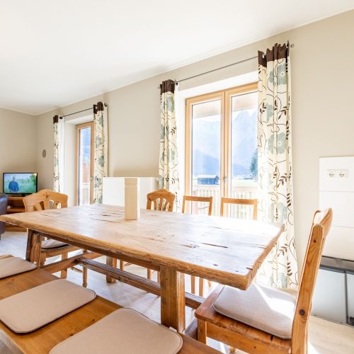 Essbereich in Holz-Optik in Ferienwohnung in Garmisch-Partenkirchen