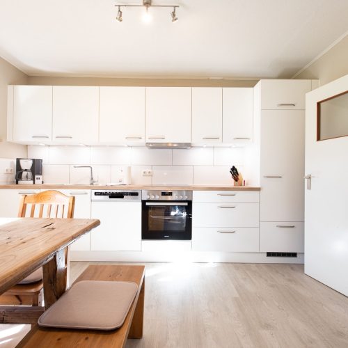 Küche in weiß in Ferienwohnung in Garmisch-Partenkirchen