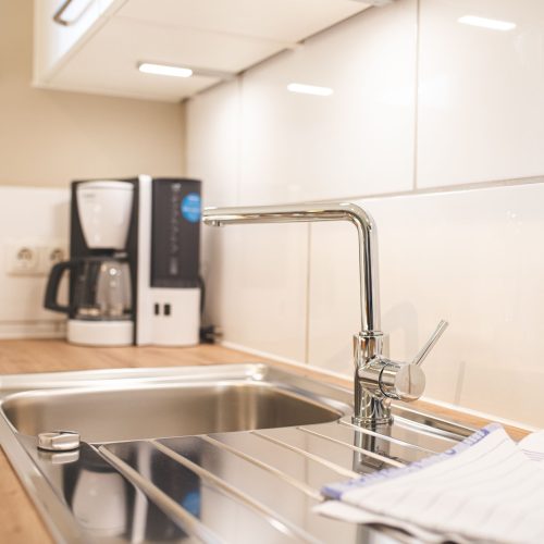 Küche mit Waschbecken in Ferienwohnung in Garmisch-Partenkirchen