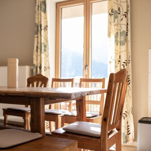 Essbereich mit Holzstühlen in Ferienwohnung in Garmisch-Partenkirchen