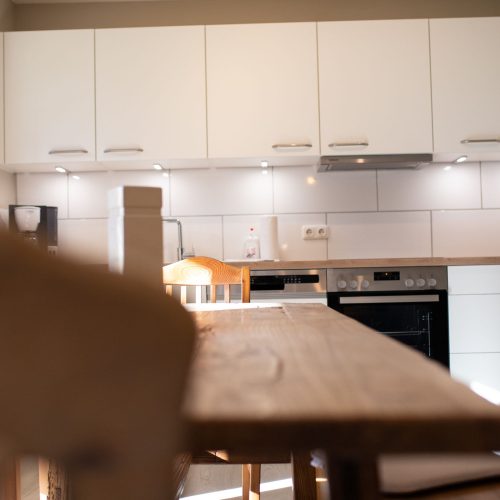 Küche in weiß in Ferienwohnung in Garmisch-Partenkirchen
