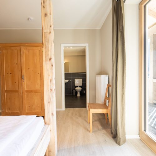 Schlafzimmer mit Kleiderschrank in Ferienwohnung in Garmisch-Partenkirchen