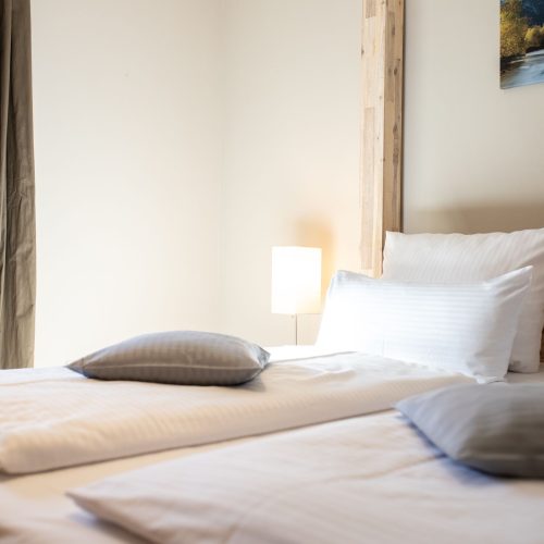 Doppelbett mit Holz Rahmen in Ferienwohnung in Garmisch-Partenkirchen