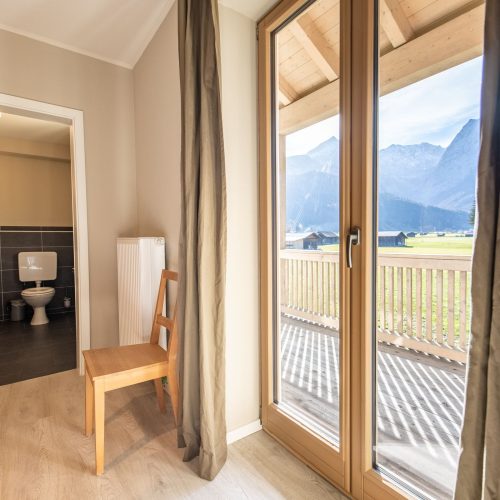 Schlafzimmerausblick in Ferienwohnung in Garmisch-Partenkirchen