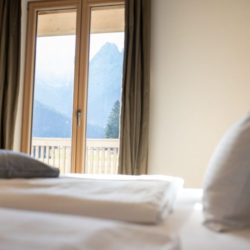 Schlafzimmer mit Ausblick in Ferienwohnung in Garmisch-Partenkirchen