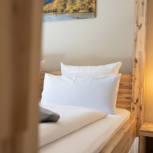Bett in Holz-Optik in Ferienwohnung in Garmisch-Partenkirchen