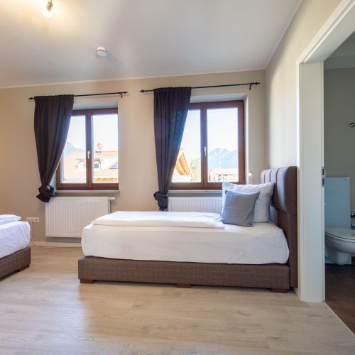 Schlafzimmer mit zwei Betten in Ferienwohnung in Garmisch-Partenkirchen