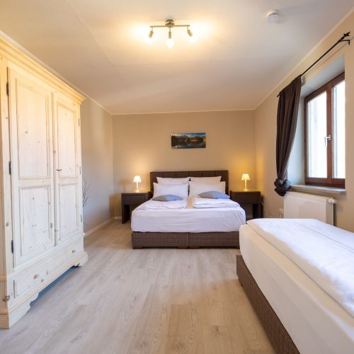 Schlafzimmer mit creme farbener Kleiderschrank in Ferienwohnung in Garmisch-Partenkirchen