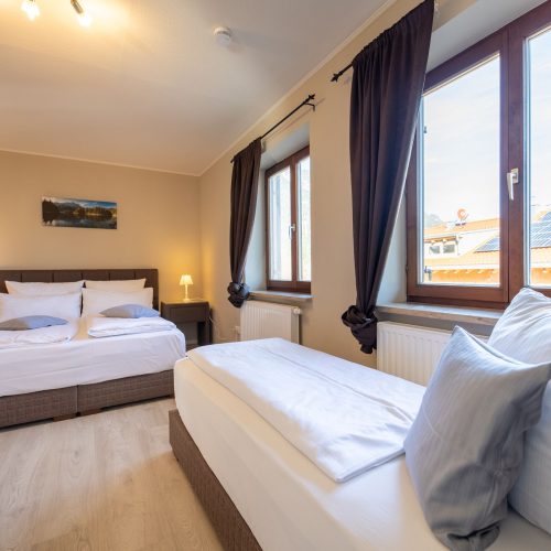 schmales Einzelbett und Doppelbett in Ferienwohnung in Garmisch-Partenkirchen