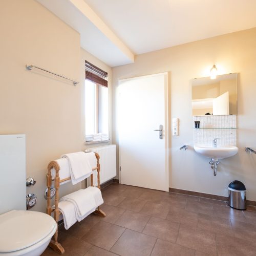 Badezimmer mit Spiegel in Ferienwohnung in Garmisch-Partenkirchen