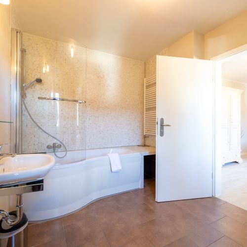 Badezimmertür zum Schlafzimmer in Ferienwohnung in Garmisch-Partenkirchen