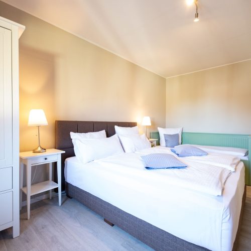 Doppelbett mit Nachttischen in Ferienwohnung in Garmisch-Partenkirchen