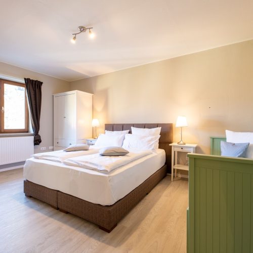 schmales Einzelbett und Doppelbett in Ferienwohnung in Garmisch-Partenkirchen