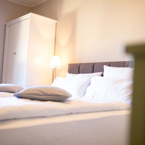 Doppelbett mit Kleiderschrank in Ferienwohnung in Garmisch-Partenkirchen