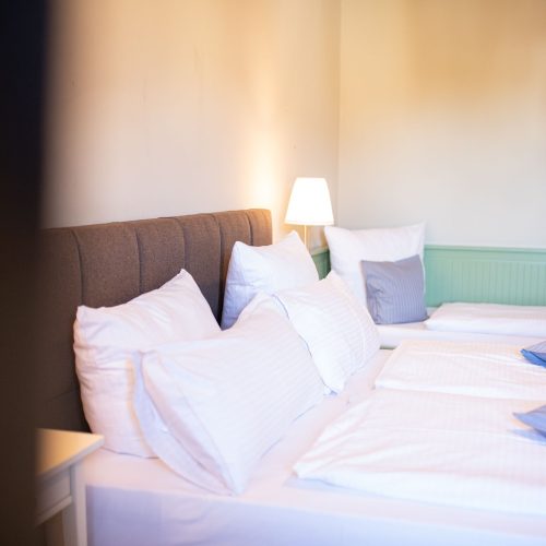 Doppelbett und schmales Einzelbett in Ferienwohnung in Garmisch-Partenkirchen