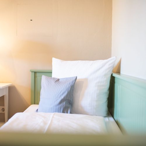 schmales Einzelbett in Ferienwohnung in Garmisch-Partenkirchen