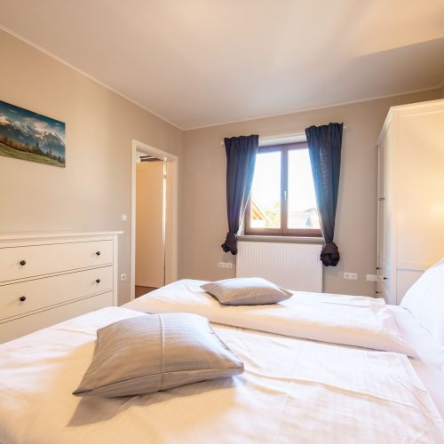 Doppelbett mit Kommode in Ferienwohnung in Garmisch-Partenkirchen