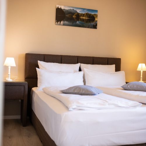 Doppelbett mit Bild in Ferienwohnung in Garmisch-Partenkirchen