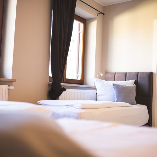 Einzelbett in grau in Ferienwohnung in Garmisch-Partenkirchen