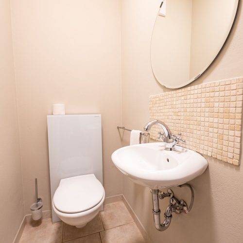 Badezimmer mit Spiegel in Ferienwohnung in Garmisch-Partenkirchen