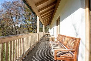 Balkon mit Sitzmöglichkeiten in Ferienwohnung in Garmisch-Partenkirchen
