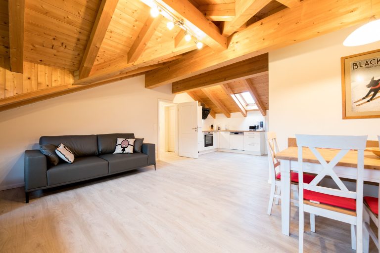 Wohnbereich mit Sofa in schwarz und Tisch in Ferienwohnung in Garmisch-Partenkirchen