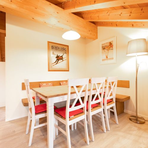 Essbereich mit gepolsterten Stühlen in Ferienwohnung in Garmisch-Partenkirchen