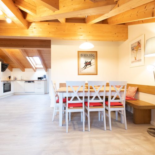 offener Essbereich mit Stehlampe in Ferienwohnung in Garmisch-Partenkirchen