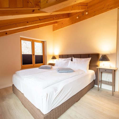 Doppelbett mit Nachtschrank in Ferienwohnung in Garmisch-Partenkirchen