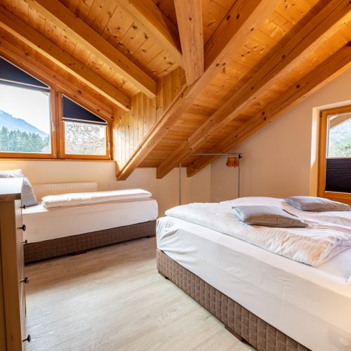 Schlafzimmer mit ein Doppelt- und ein Einzelbett in Ferienwohnung in Garmisch-Partenkirchen