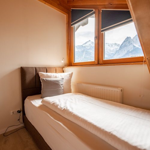 Einzelbett an einer Heizung in Ferienwohnung in Garmisch-Partenkirchen