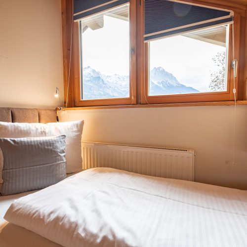 Einzelbett mit Schräge in Ferienwohnung in Garmisch-Partenkirchen