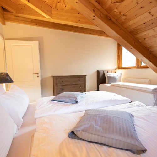 ein Doppel- und ein Einzelbett in Ferienwohnung in Garmisch-Partenkirchen