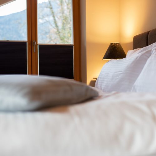 Doppelbett mit Kissen in Ferienwohnung in Garmisch-Partenkirchen