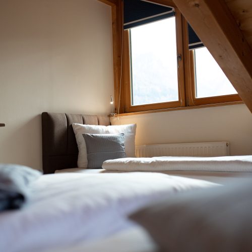 Einzelbett mit Ausblick in Ferienwohnung in Garmisch-Partenkirchen