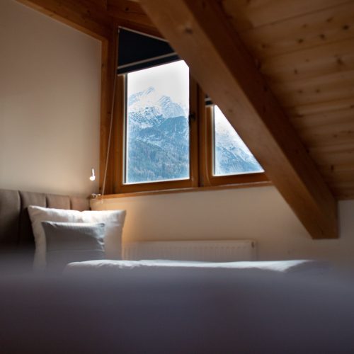 Fenster mit Aussicht auf die Berge in Ferienwohnung in Garmisch-Partenkirchen