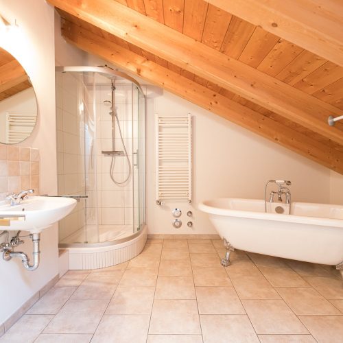 Badezimmer mit Badewanne und Dusche in Ferienwohnung in Garmisch-Partenkirchen