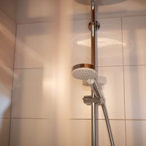 Dusche mit Fliesen in Ferienwohnung in Garmisch-Partenkirchen