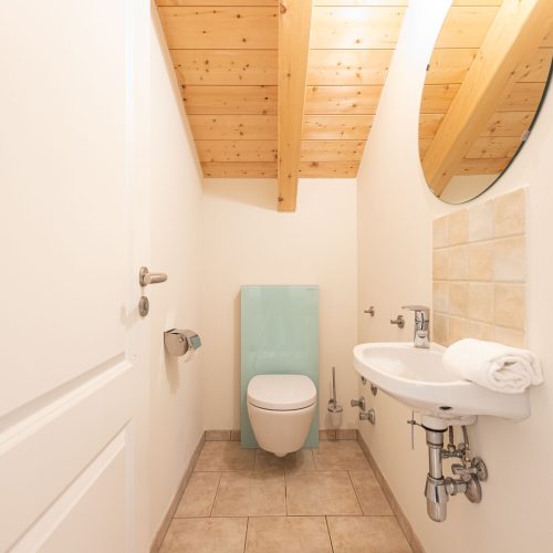 Badezimmer mit Fliesen in Ferienwohnung in Garmisch-Partenkirchen