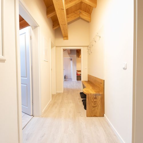 Flur mit Bank in Ferienwohnung in Garmisch-Partenkirchen