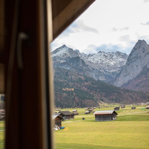 Aussicht auf Wiese und Berge in Ferienwohnung in Garmisch-Partenkirchen