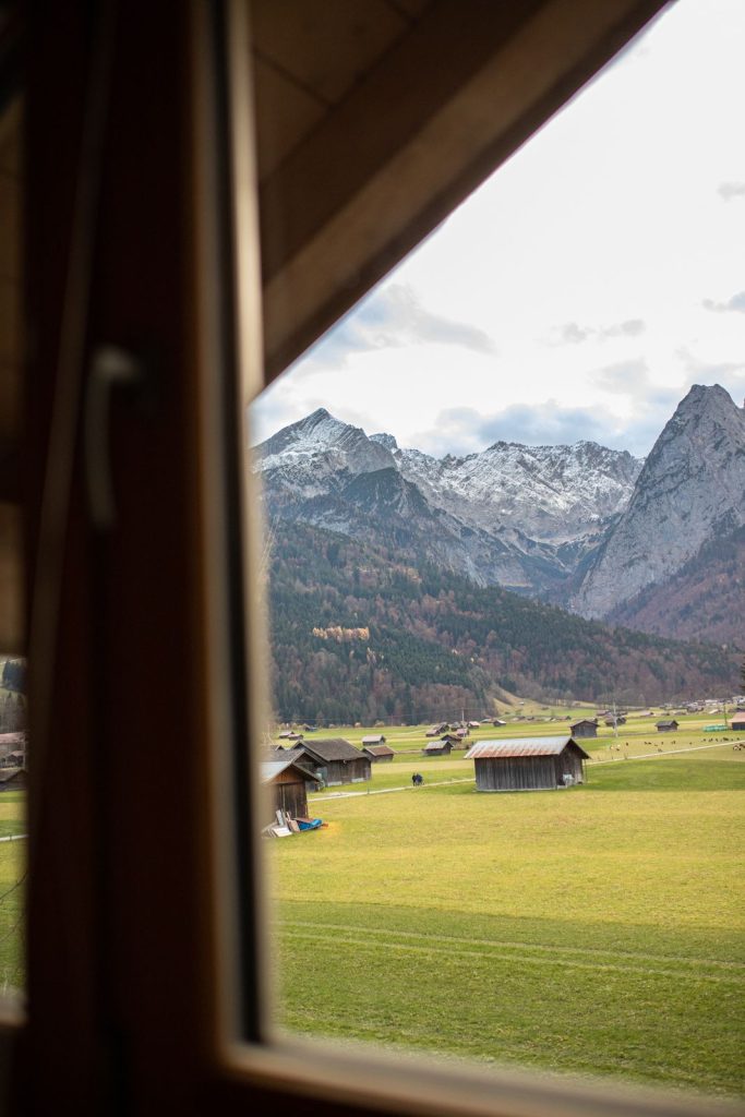 Aussicht auf Wiese und Berge in Ferienwohnung in Garmisch-Partenkirchen