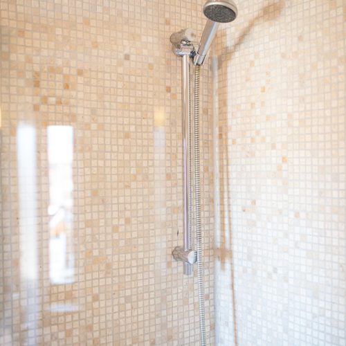 Dusche mit Sand farbene Fliesen in Ferienwohnung in Garmisch-Partenkirchen