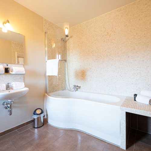 Badezimmer mit Duschbadewanne in Ferienwohnung in Garmisch-Partenkirchen