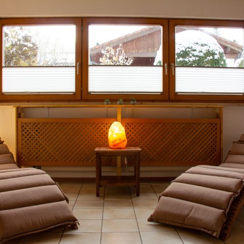 zwei Liege mit einer Lampe in Ferienwohnung in Garmisch-Partenkirchen