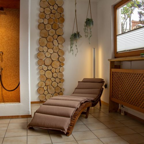 Liege und orangene Dusche in Ferienwohnung in Garmisch-Partenkirchen