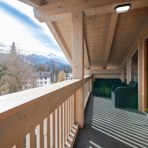 Balkon mit Sitzmöglichkeiten in Ferienwohnung in Garmisch-Partenkirchen