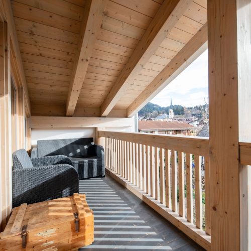 Balkon mit Holzzaun in Ferienwohnung in Garmisch-Partenkirchen